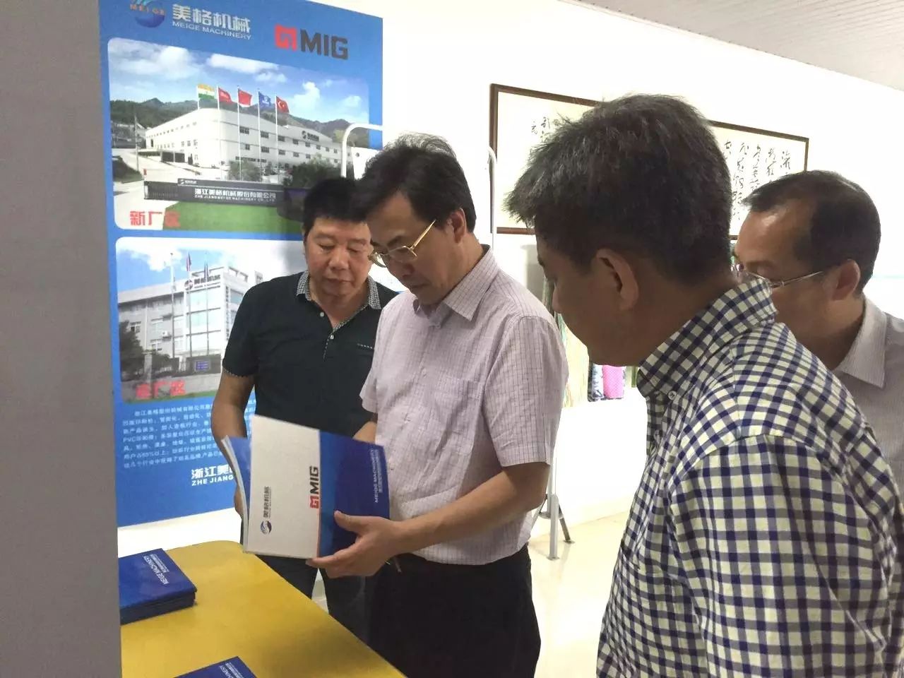 Direktor Hong Qinghua von der Hangzhou Municipal Commission of Economy and Information Technology besuchte das Unternehmen zu Forschungszwecken