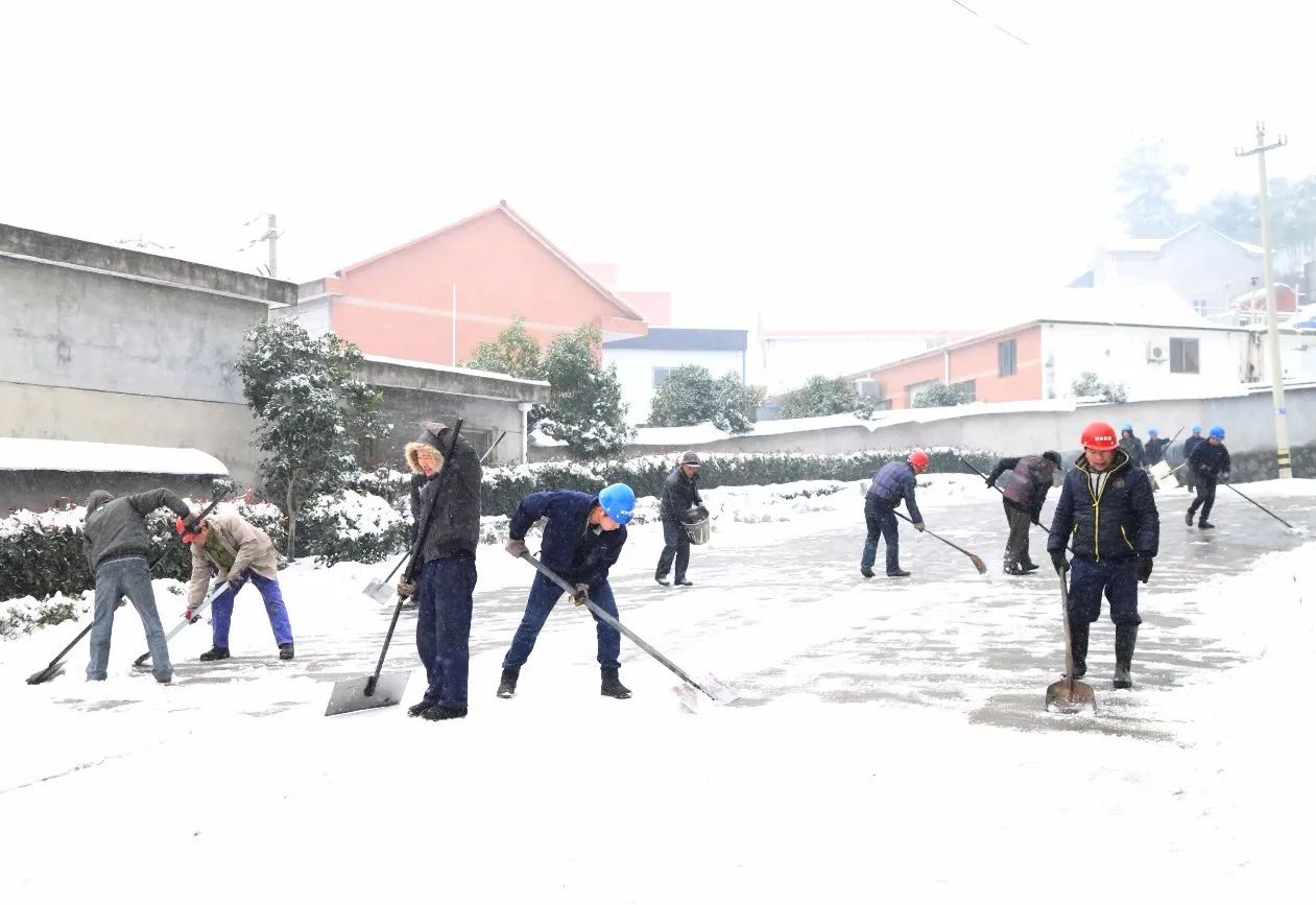 Vereint euch, um Schnee zu fegen und Eis zu entfernen, um die Sicherheit zu gewährleisten