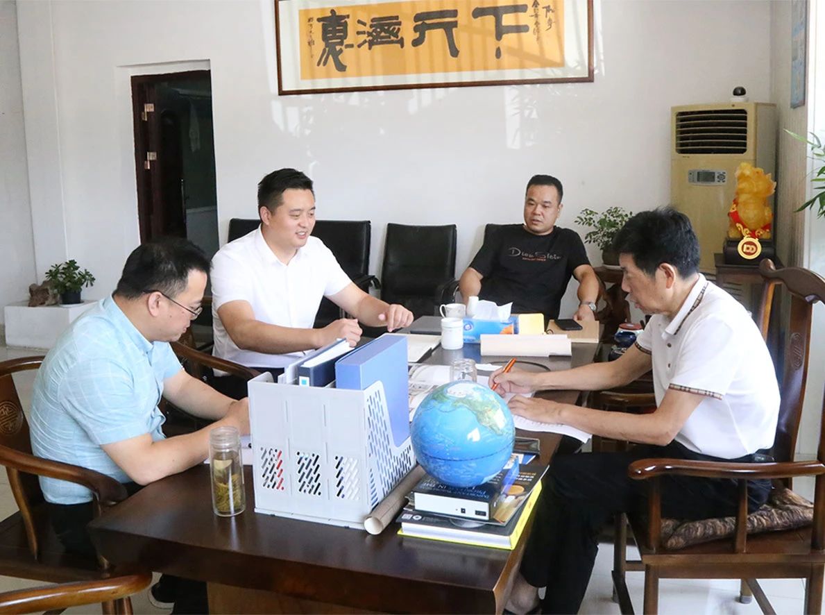 Xu Yang, stellvertretender Direktor des Investitionsförderungsbüros der Wirtschaftsentwicklungszone Jiangsu Siyang, besuchte Zhejiang Meige Machinery zu Forschungs- und Inspektionszwecken