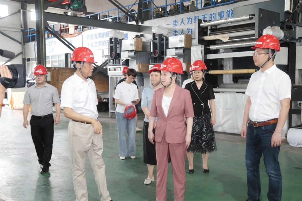 Li Saiwen, Vorsitzender der politischen Konsultativkonferenz des Distrikts, und seine Delegation reisten zu Meige Machinery, um eine Kondolenzveranstaltung zum Thema „Sommerkühlung“ durchzuführen